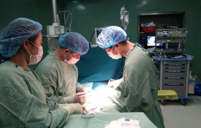Cấp cứu thành công bé trai 9 tuổi bị tắc ruột vì “ăn” vải mền